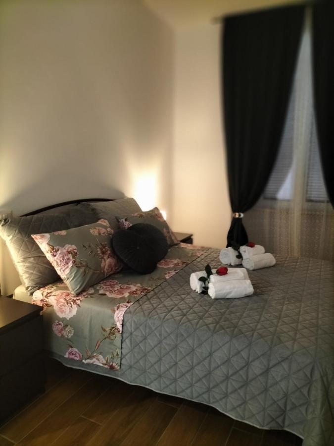 Red Roses Domus Rome Apartment Exterior photo